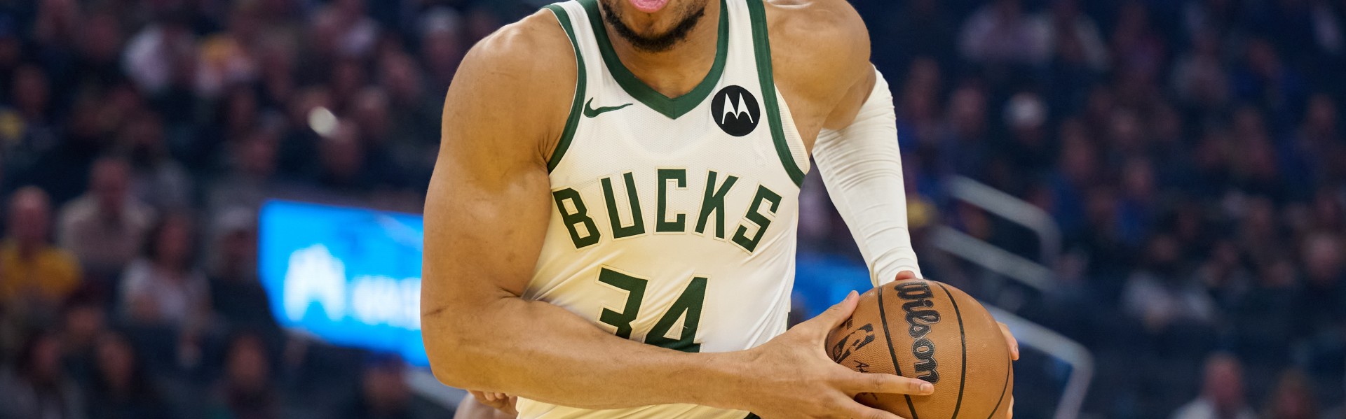 开云体育-又当爹又当妈！字母哥追身大帽后空接打进 吸引合围助格林进三分