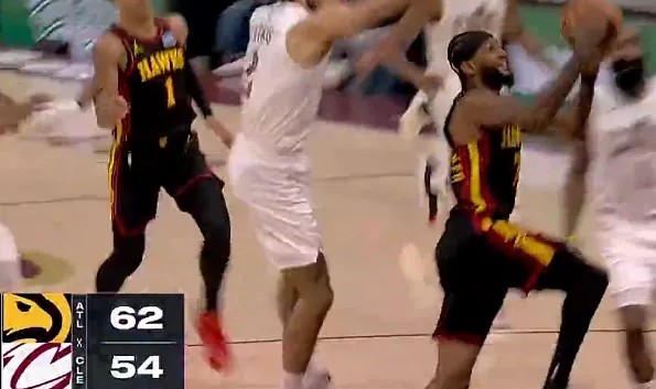 开云APP-亚历山大-沃克反击上篮打进，老鹰领先8分打停骑士