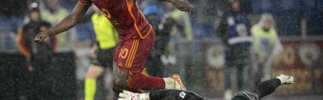 开云体育-关键战持续脚软，卢卡库迎接意媒审判